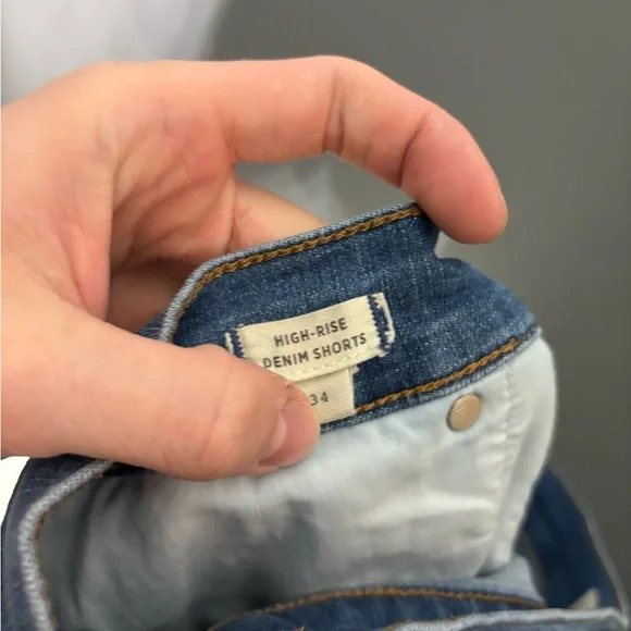 Madewell High Rise Denim Shorts in Derby Wash Button Front Edition Size 34 - Picture 4 of 5